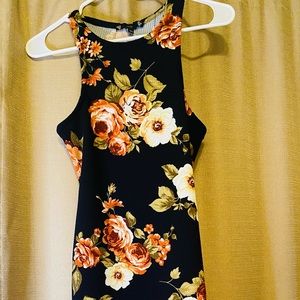 Short dress with beautiful flowers. Hugs the body